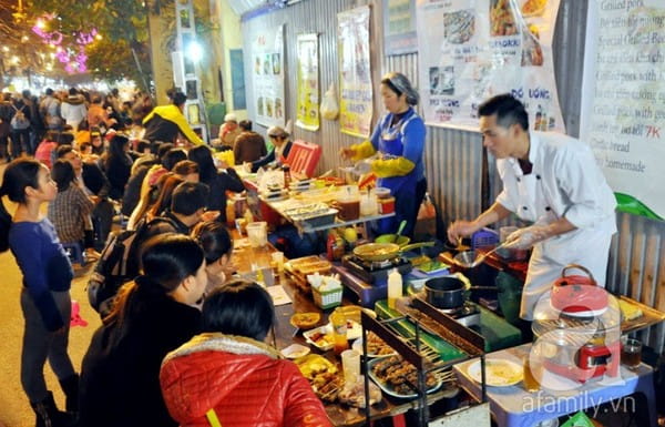 hanoi night market eatery